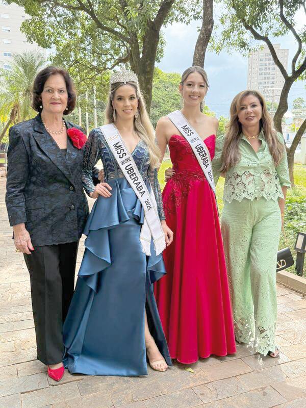 Raiza Cavalcante, arquiteta de 29 anos foi coroada Miss Universo Uberaba 2025 pela Miss Uberaba 2024, Anne Rhrein dos Santos. O Concurso Miss Minas Gerais 2025 vai acontecer do dia 13 a 16 de junho próximo em BH. Na foto as duas misses com Lovani Fisher e Maria de Lourdes (Foto/Arquivo pessoal)