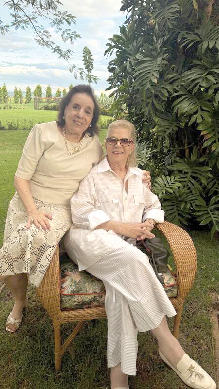 Aniversariante do dia 8 de maio, Lélia Bruno – sempre antenada e chique – com sua grande amiga Maria Ignez Mendes em recente noite de brindes; nosso especial abraço (Foto/Arquivo pessoal)