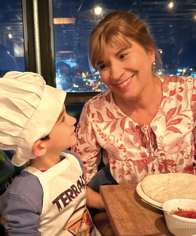 Especialmente hoje nosso abraço também especial é para esta mulher linda, mãe e avó impares da Mariana e do Rafael. Muitos brindes, muito amor e o nosso eterno carinho (Foto/Arquivo pessoal)