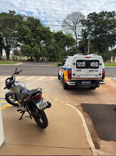 A motocicleta usada pelos suspeitos que foi removida ao pátio credenciado. ()
