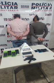 Além de uma arma de uso restrito, as autoridades apreenderam um documento falso, quatro máquinas de cartão, diversos celulares e um drone avaliado em R$ 150 mil. (Foto/Divulgação)