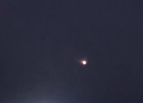 Há três principais hipóteses para o fenômeno: a entrada de um meteoro na atmosfera, a reentrada de fragmentos de lixo espacial, ou uma estrela cadente (Foto/Reprodução)