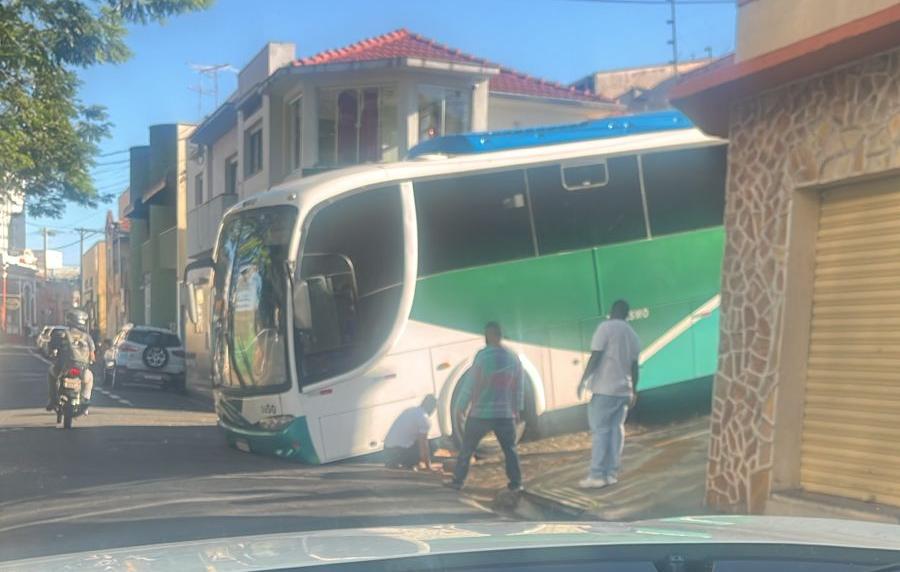 Mais uma vez, ônibus ficou &#34;preso&#34; no Morro da Onça, na região central de Uberaba (Foto/Leitor JM)
