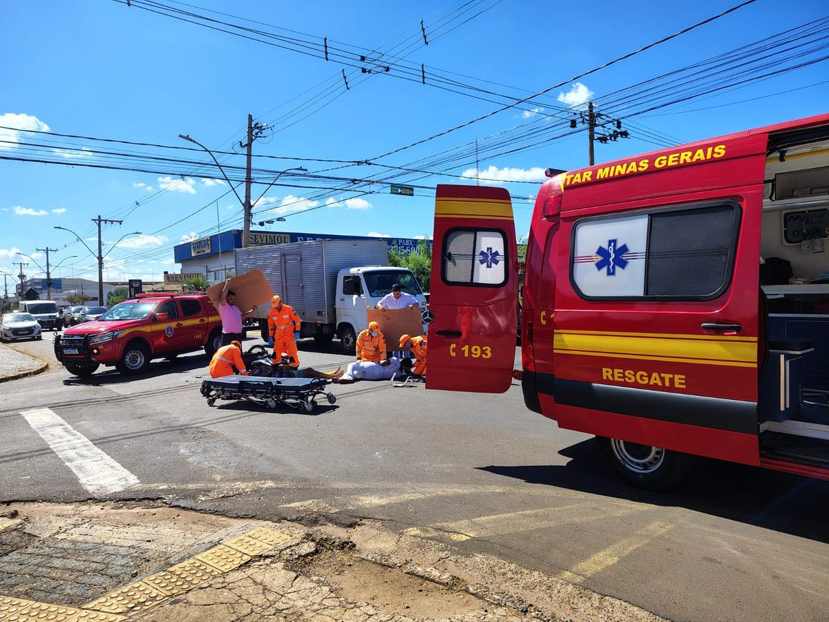 Vítimas foram socorridas por viatura do Corpo de Bombeiros que passava no local (Foto/Divulgação)