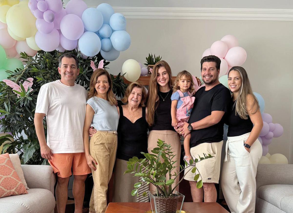 A querida amiga Creusmar celebrou seu aniversário no início da semana ladeada pelos filhos Breno, Beatriz e Érico, pela nora Camila e pelas netas Maria Luísa e Júlia (Foto/Arquivo pessoal)