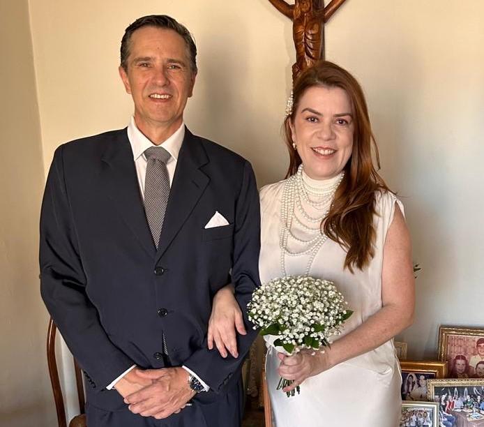 Arnaldo Marajó de Carvalho Júnior e Maria Bethânia Pereira de Oliveira casaram-se no civil no último final de semana em Córrego Danta, MG. Viva os noivos! (Foto/Arquivo pessoal)
