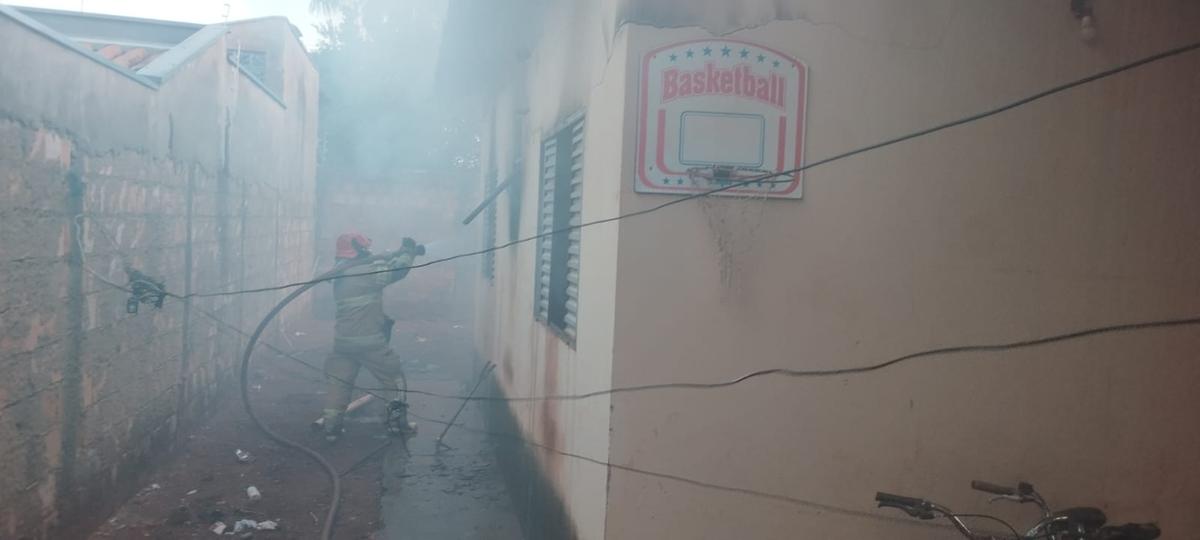 Foram gastos cerca de dois mil litros de água no combate às chamas (Foto/Divulgação)