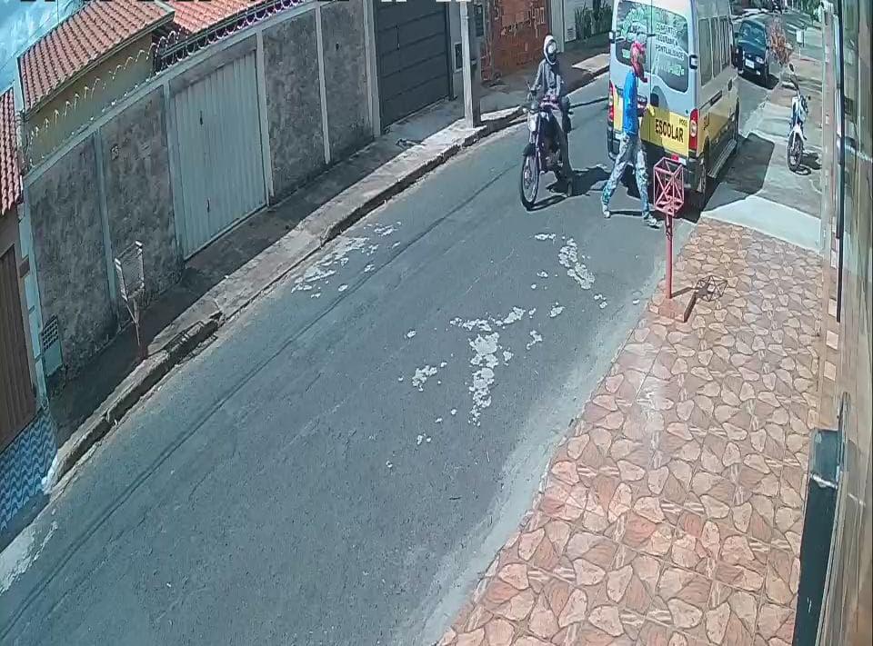 Câmeras de segurança mostram a ação da dupla que vai até a moto e com chave micha consegue colocá-la em funcionamento (Foto/Reprodução)