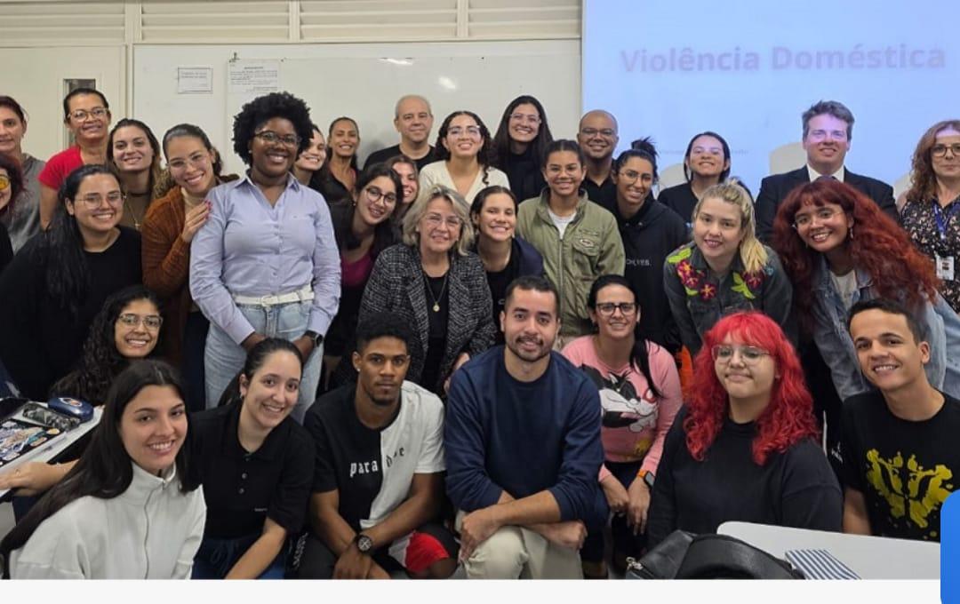 Juiz Fabiano Veronez e estudantes de Psicologia da Uniube (Foto/Divulgação)
