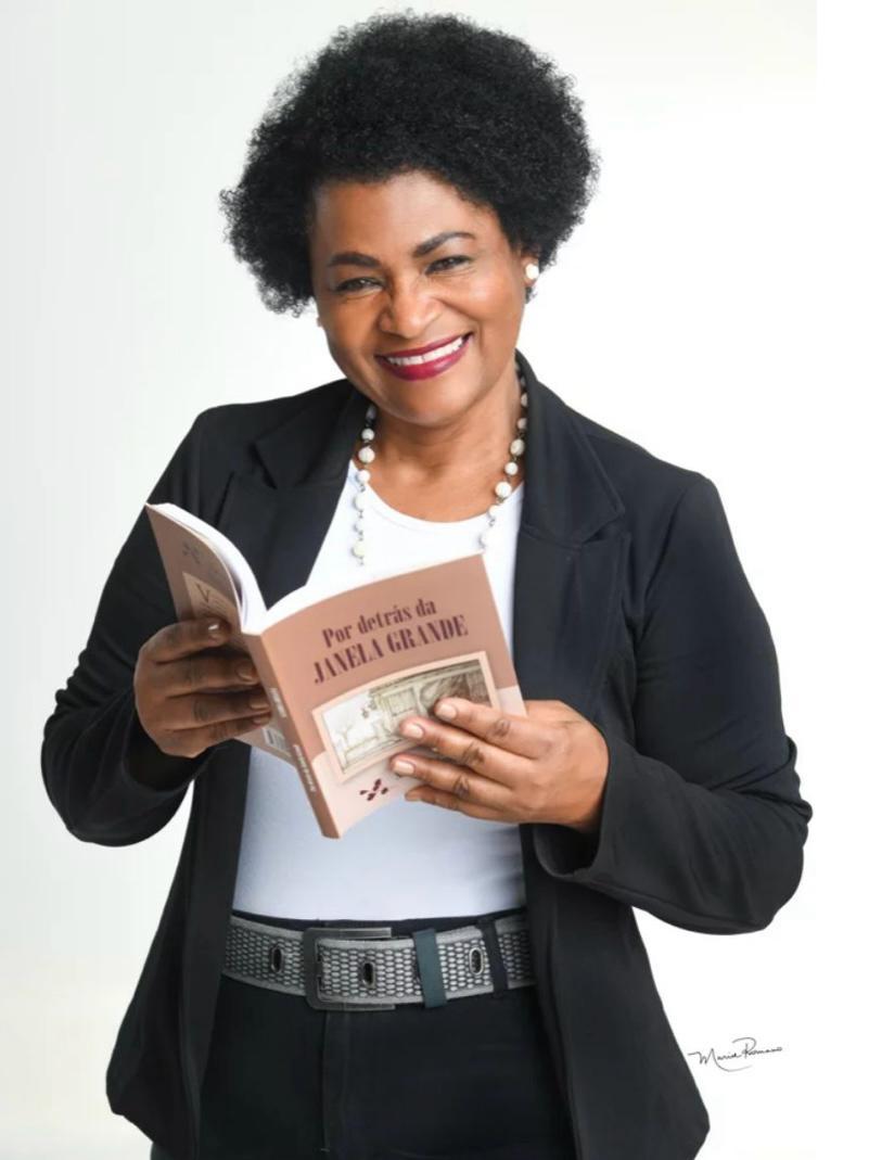 Depois de Por detrás da janela grande, Sandra lança mais uma obra (Foto/Divulgação)