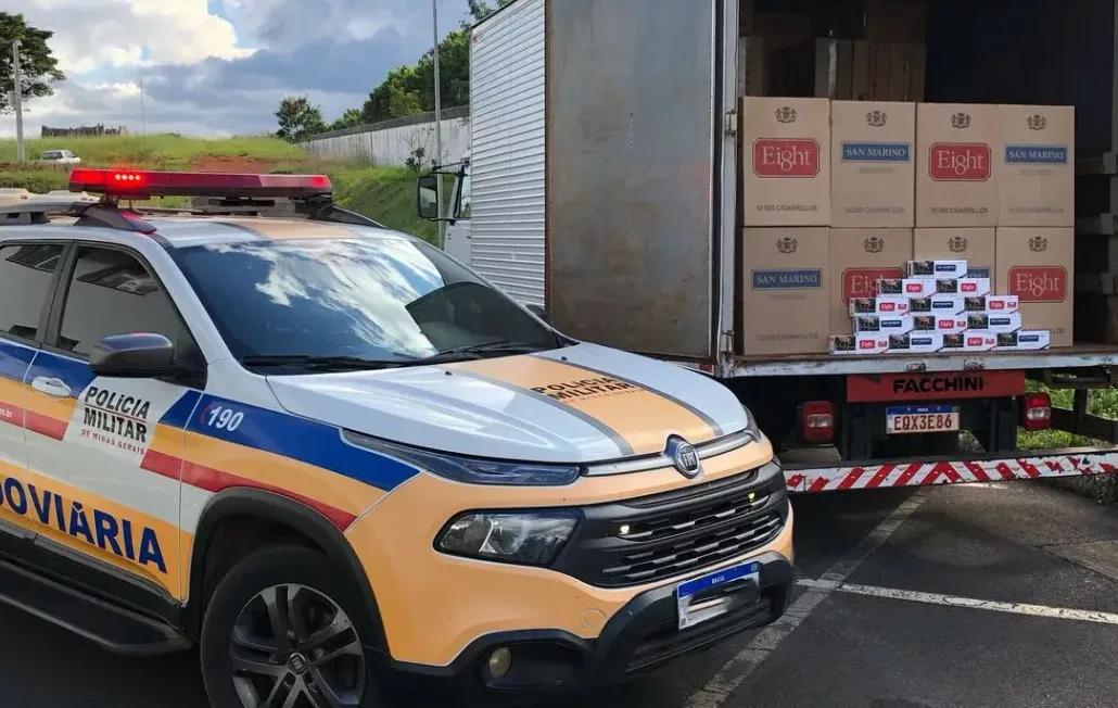 Durante a verificação dos dados do veículo, os policiais descobriram que o caminhão havia sido furtado em Uberlândia (Foto/Divulgação)