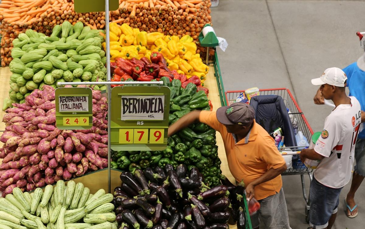 Inflação de maio fica estável em 0,42% com queda nos preços de transporte e alimentos. (Foto/REUTERS/Paulo Whitaker)