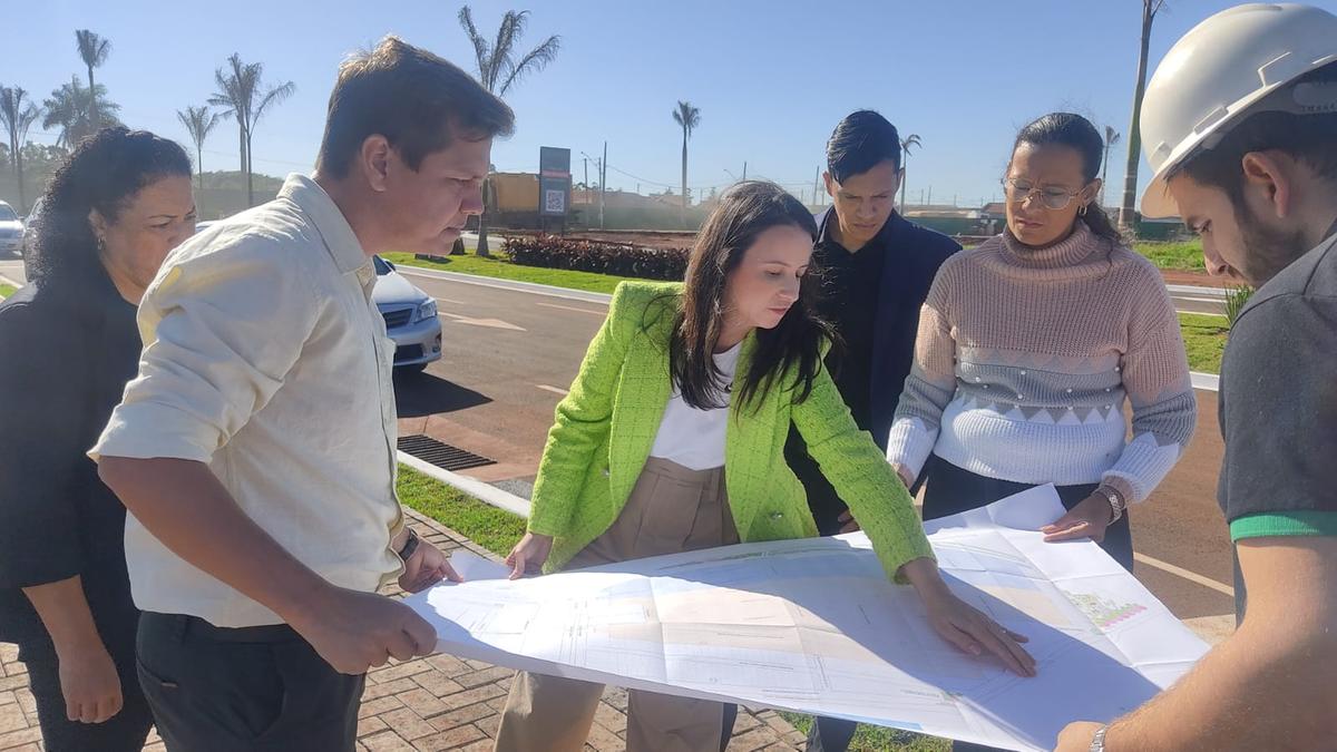 Vereadores Ripposati Filho e Cleber Júnior, da Comissão de Meio Ambiente, verificam projeto de loteamentos na APA do rio Uberaba (Foto/Divulgação)