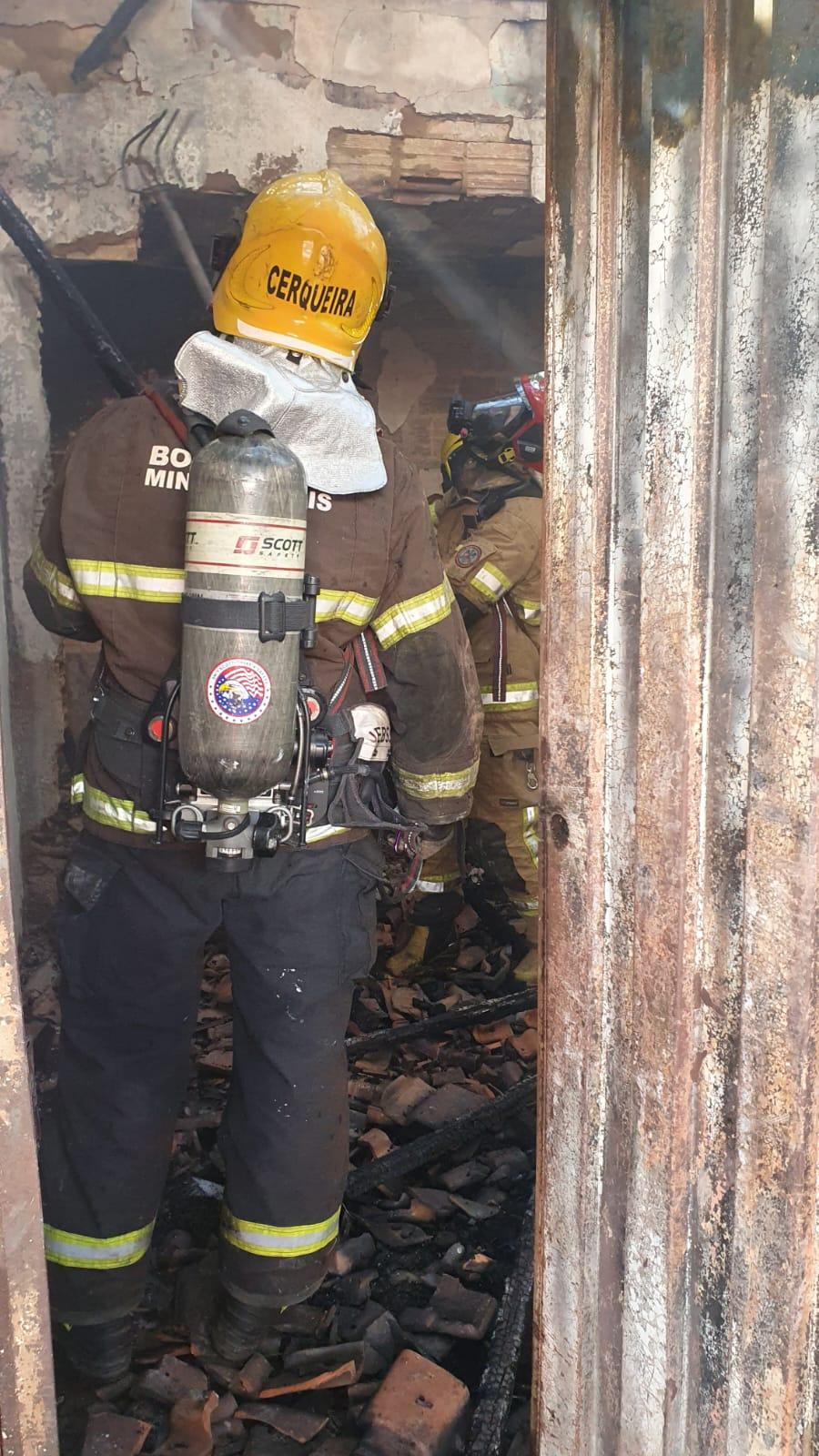 Estrutura do imóvel teria ficado danificada com as chamas (Foto/Divulgação)
