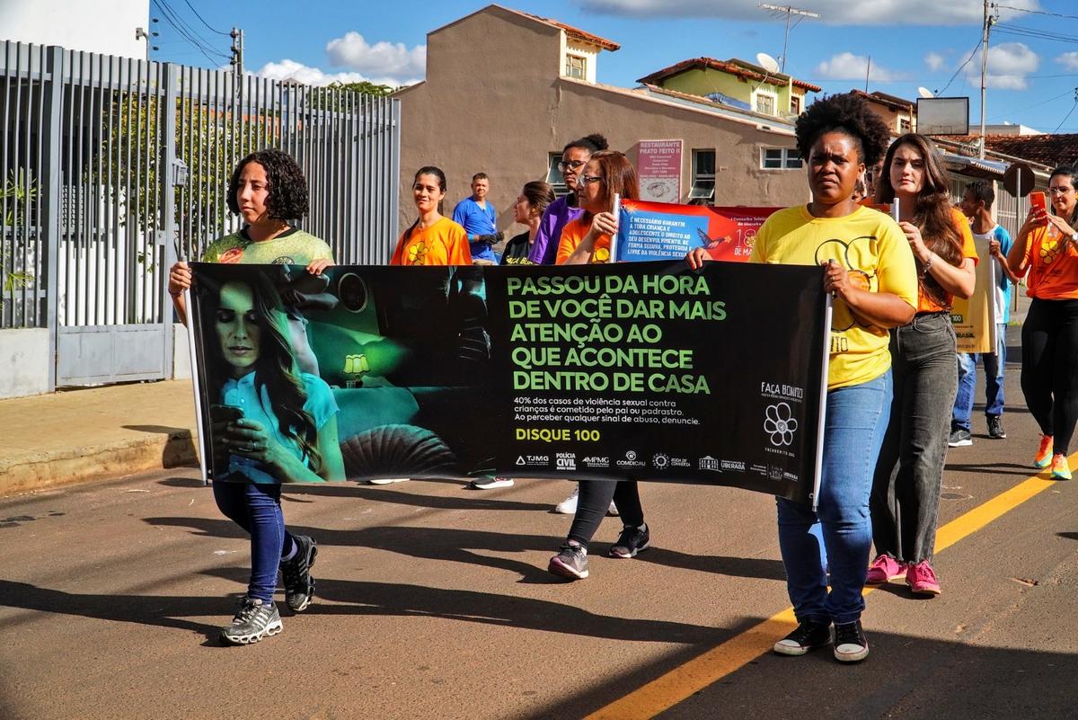 Na sexta-feira, cerca de 80 pessoas participaram da caminhada, que saiu da avenida Nenê Sabino e seguiu até o Fórum Melo Viana (Foto/Lilian Veronezi/PMU)