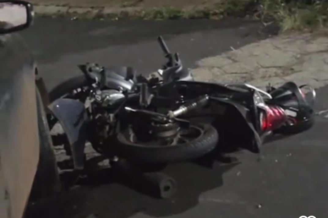 Com o impacto, a motocicleta foi ao chão e a queda do condutor foi fatal, sem chance para a chegada de socorro  (Foto/Boca no Trombone)