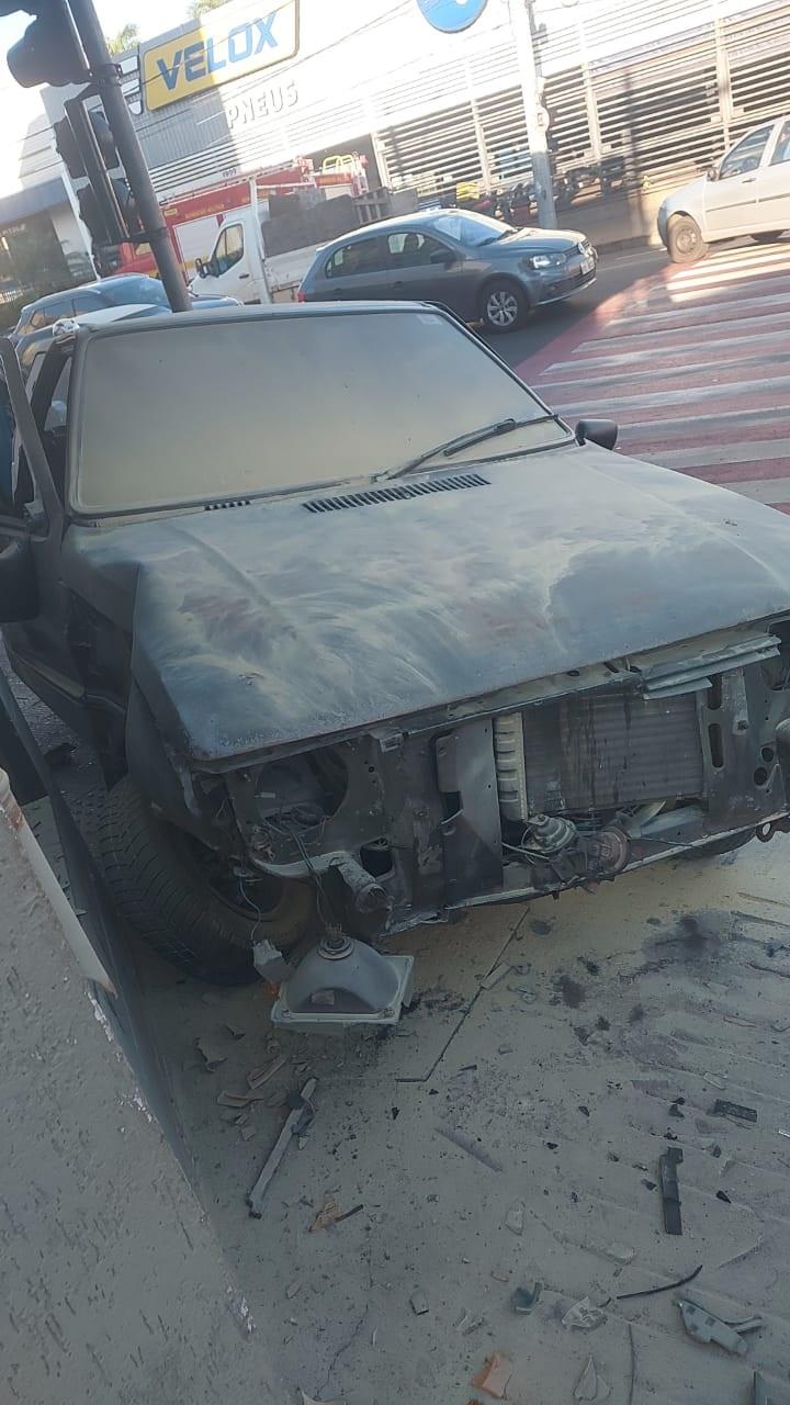 O carro parou sobre a calçada após bater no poste de sustentação do semáforo e foi praticamente destruído pelo incêndio  (Foto/Divulgação)
