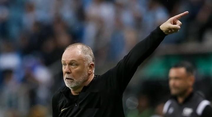 Familiares de Mano Menezes morrem em acidente e técnico não participou do jogo ()