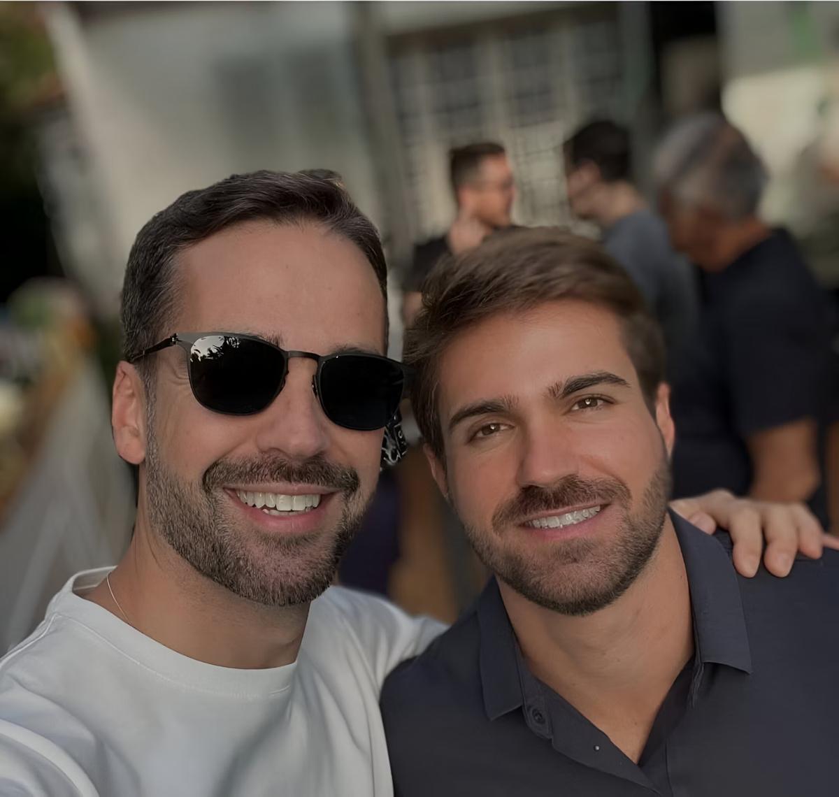 Eduardo Leite e o marido, Thalis Bolzan, em publicação no Dia contra a Homofobia, Transfobia e Bifobia (Foto: Reprodução / Instagram / Eduardo Leite)