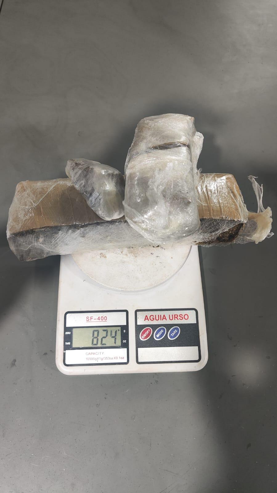 Com o suspeito foram apreendidos mais de 820g de maconha. (Foto/Divulgação)