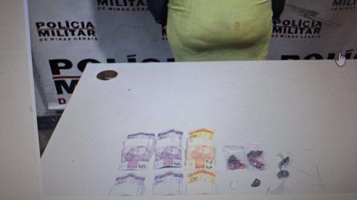 A PM encontrou drogas dentro da bolsa da mulher. (Foto/Divulgação)