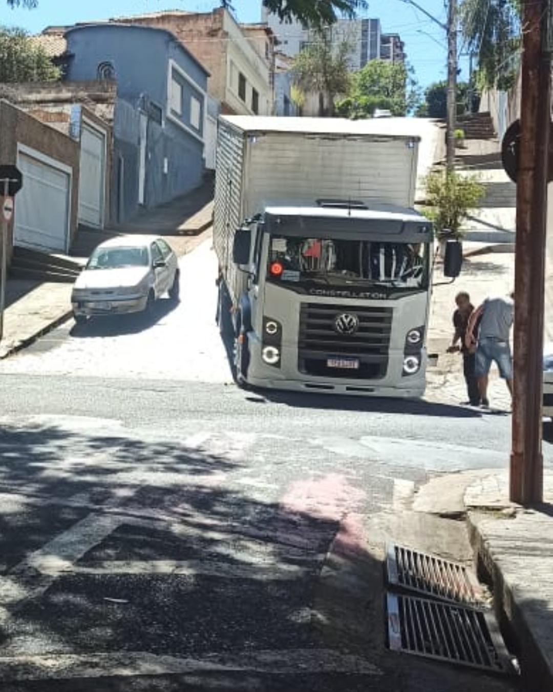 O local tem pelo menos três placas sinalizando a proibição de tráfego de veículos longos (Foto/Divulgação)
