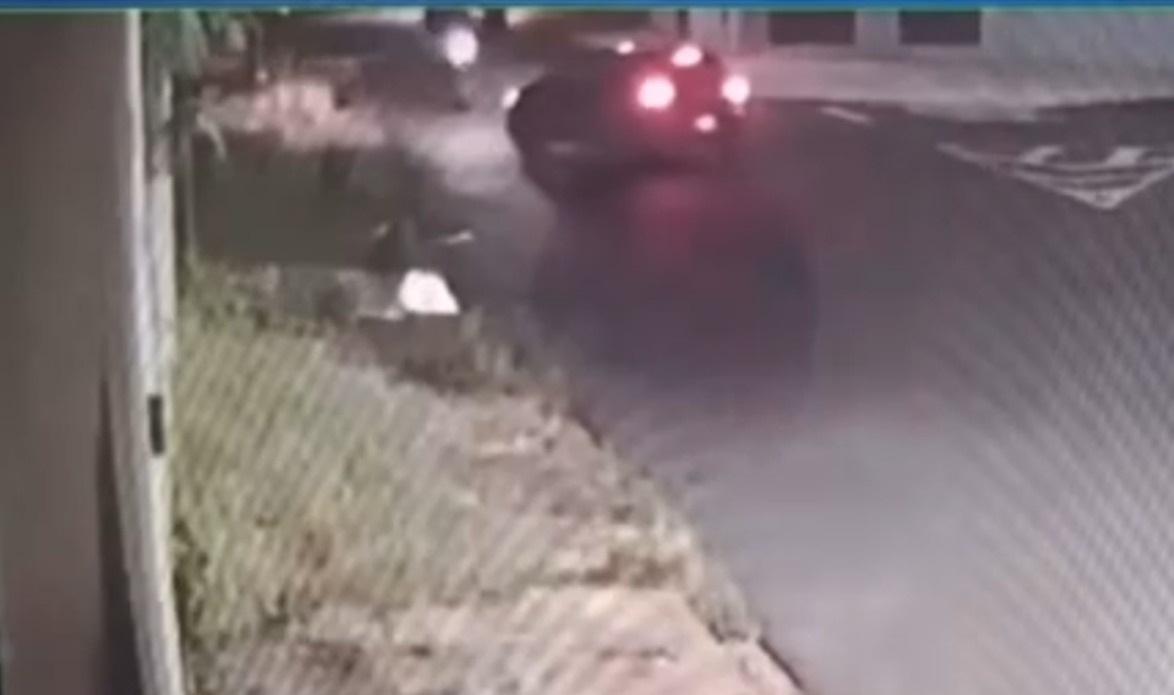 Câmeras de segurança registraram o exato momento em que o Gol, conduzido por motorista de aplicativo, faz a conversão sem perceber a aproximação da moto  (Foto/reprodução)