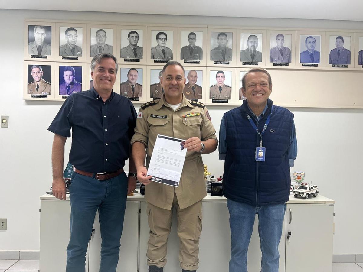 O presidente da Associação Brasileira dos Criadores de Zebu (ABCZ), Gabriel Garcia Cid, e o assessor, Alessandro Pagliaro, durante entrega de carta de agradecimento pela participação da Polícia Militar na 90ª ExpoZebu (Foto/Reprodução)
