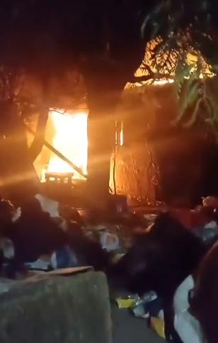 Ao chegarem ao endereço, os bombeiros se depararam com chamas intensas já consumindo toda a parte interna da residência (Foto/Reprodução)