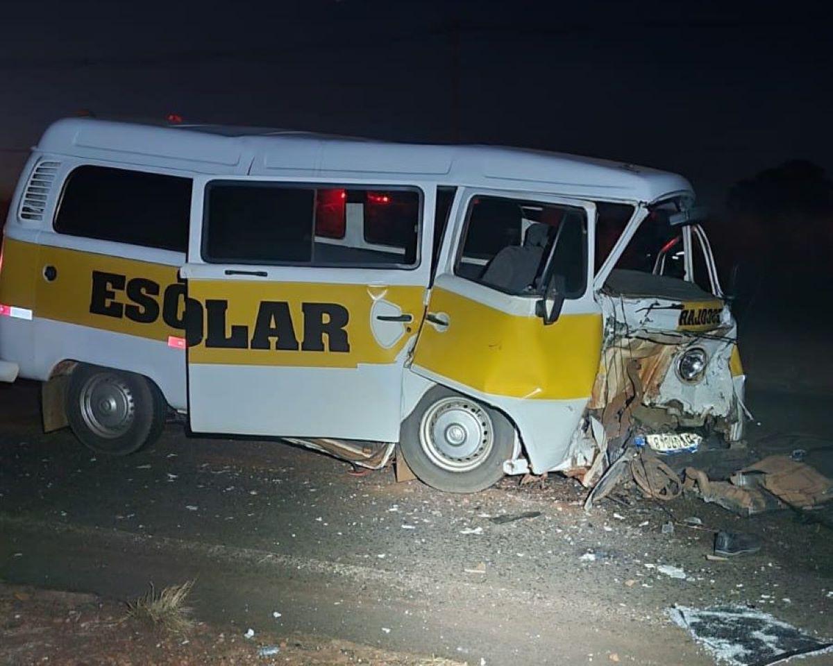 Dez pessoas estavam dentro da kombi escolar, entre elas duas crianças (Foto/Corpo de Bombeiros)