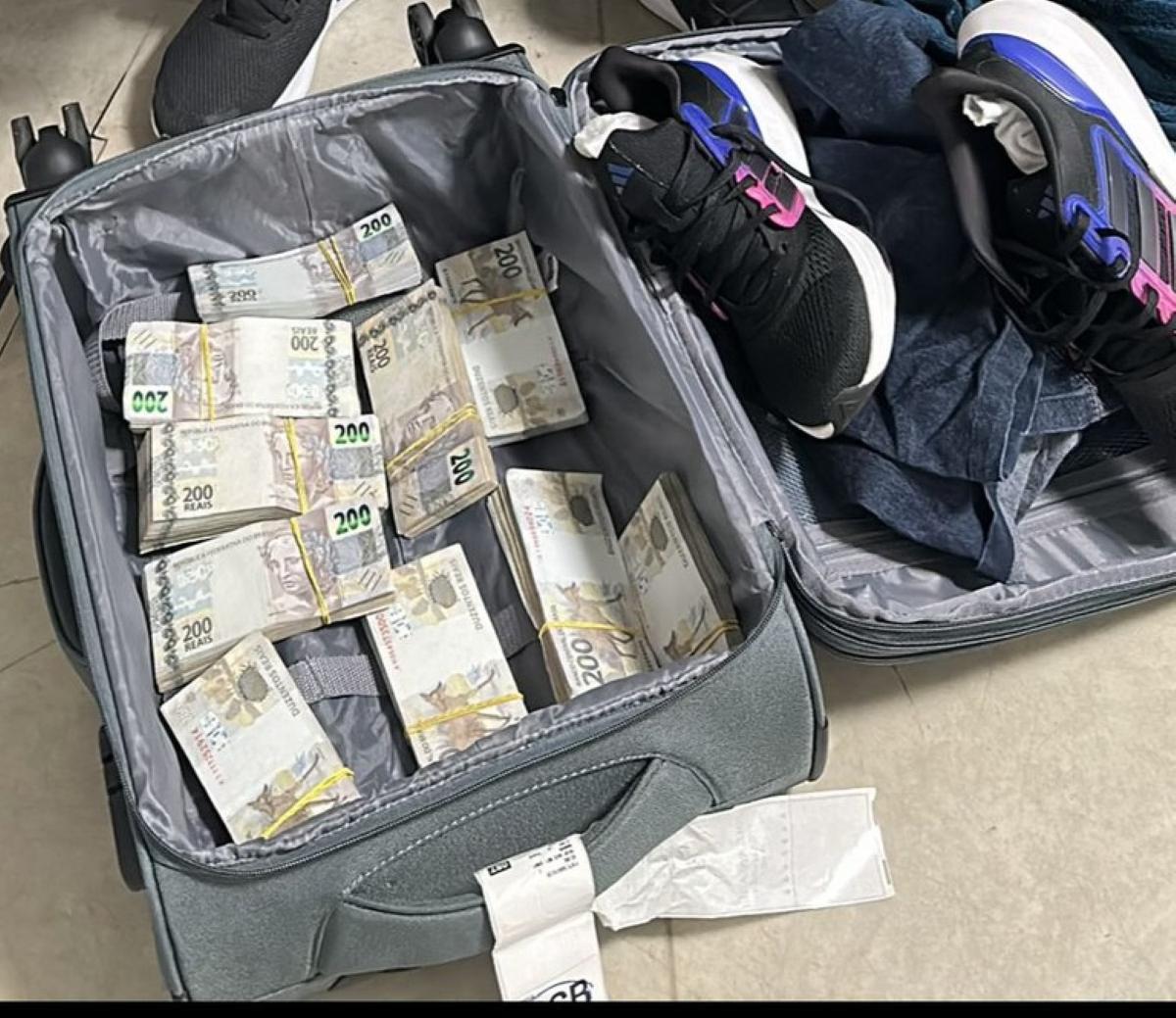 Mais de R$ 1,2 milhão em notas de R$ 200: tudo estava em uma mala e foi descoberto em abordagem de rotina da Polícia Federal no aeroporto de Brasília (Foto/Polícia Federal/Divulgação)