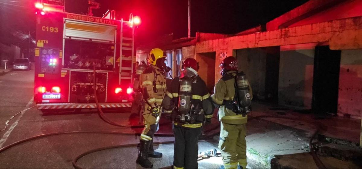 Bombeiros realizaram o atendimento à vitima e o combate ao incêndio (Foto/Corpo de Bombeiros/Divulgação)