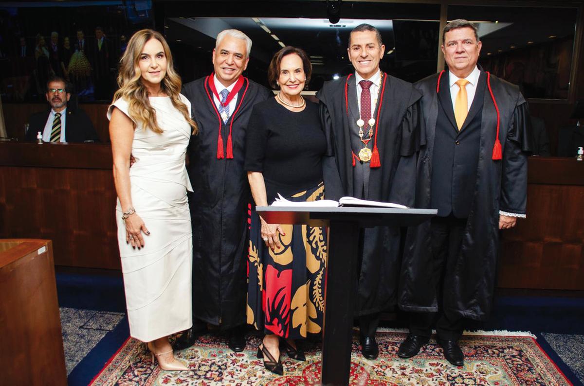 Dr. Sílvio Fausto de Oliveira Neto tomou posse como Procurador de Justiça de Minas Gerais, em BH, ao lado da esposa Danielle, da mãe Maria Auxiliadora, do Procurador Geral de Justiça Paulo de Tarso Morais Filho e do Corregedor Geral Marco Antônio Lopes de Almeida (Foto/Arquivo pessoal)