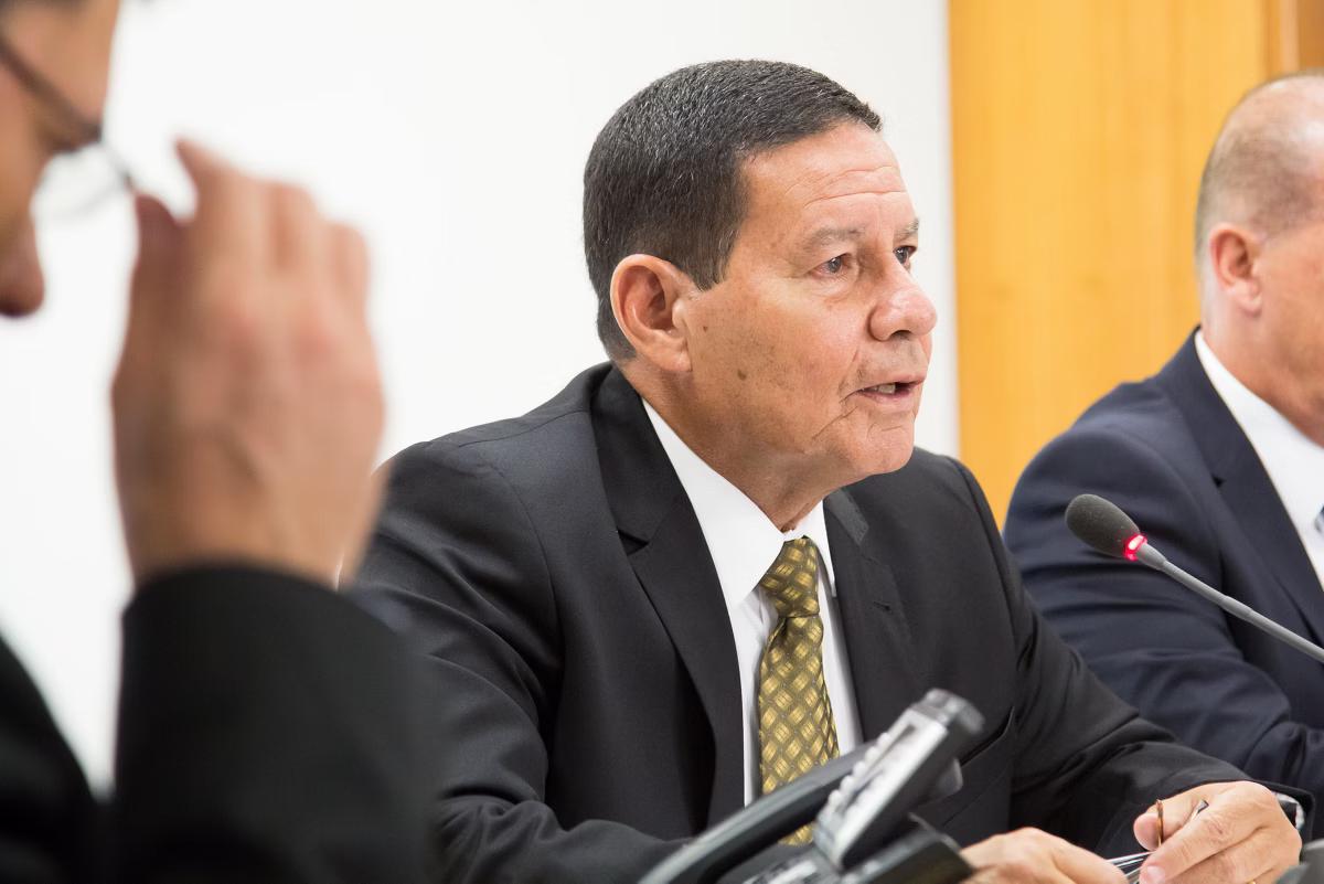 Apesar de sua proximidade com Bolsonaro e de ter sido vice dele na Presidência da República, o senador Hamilton Mourão (foto) não é citado diretamente na denúncia da PGR (Foto/Creative Commons Attribution)