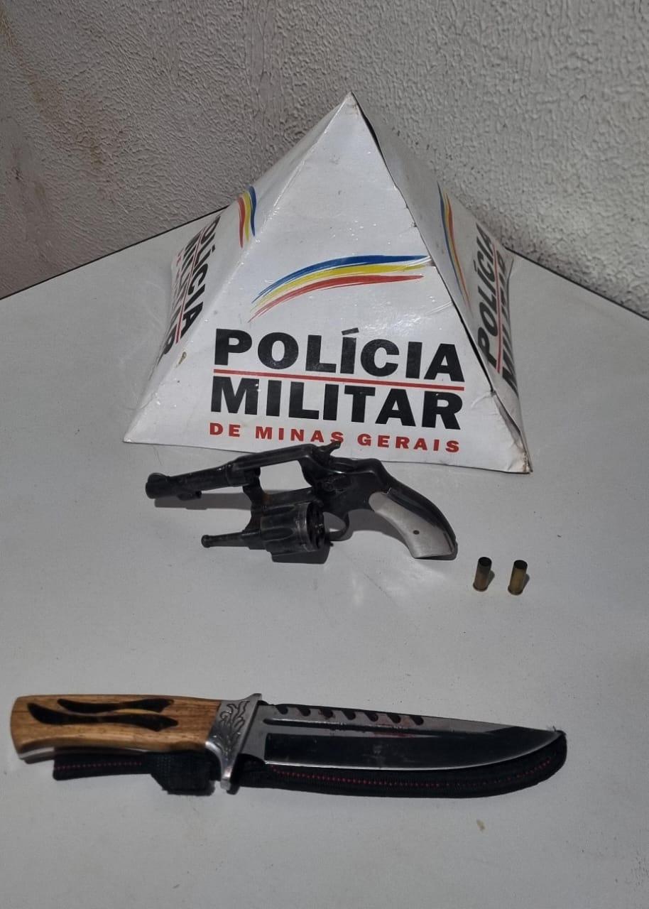 Foram apreendidos um revólver calibre 32 com dois cartuchos deflagrados e a faca usada no crime. (Foto/Divulgação)