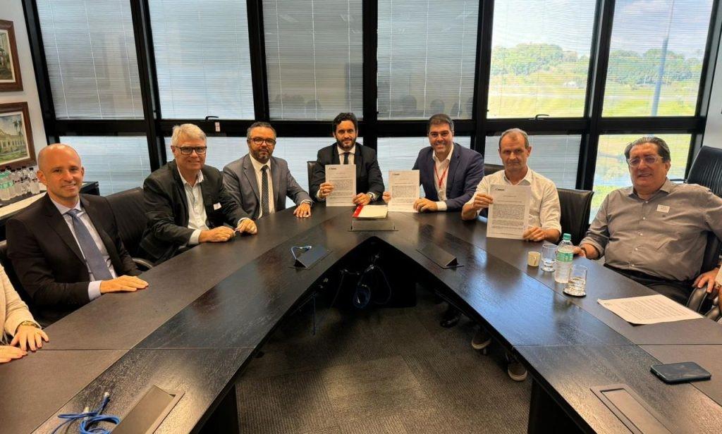 Imagem de abril de 2024, quando a empresa anunciou a compra de área no Distrito Industrial 3, à época acompanhada pelo ex-secretário de Desenvolvimento Econômico José Renato Gomes e pelo ex-deputado Franco Cartafina (Foto/Divulgação)