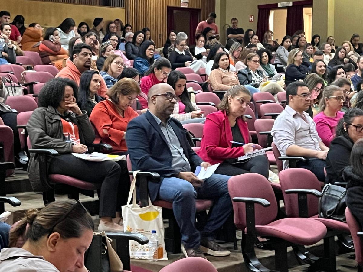 O secretário de Desenvolvimento Social de Uberaba, Ernani Neri, e servidores da secretaria participaram de evento do FNAS em Uberlândia (Foto/Divulgação)