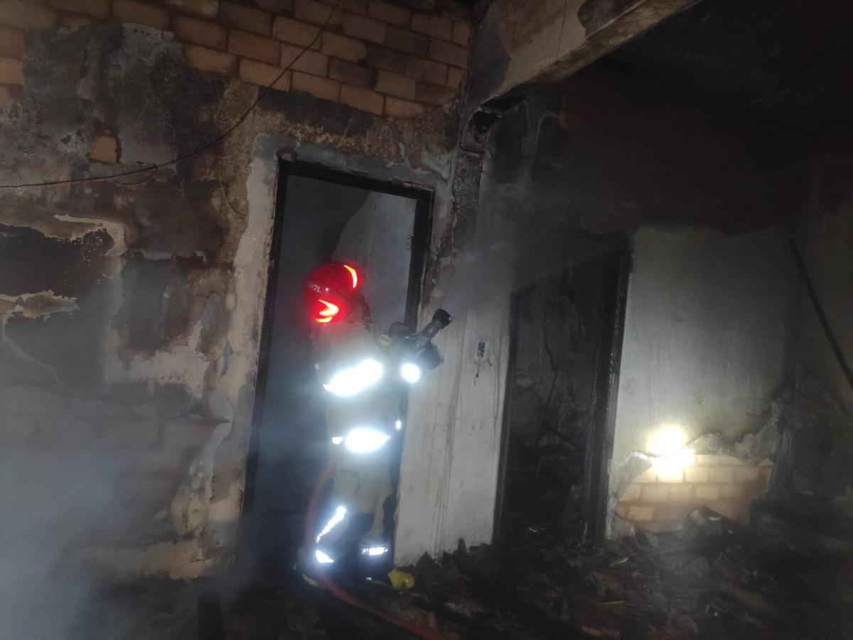 Cerca de 4 mil litros de água foram utilizados no combate às chamas (Foto/Divulgação)