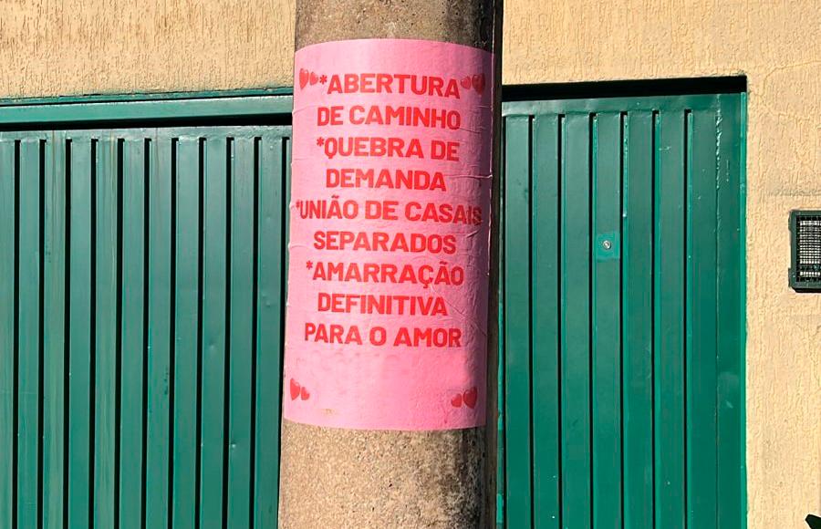 Cartazes pregados em postes infringem o Código de Posturas e responsáveis podem ser penalizados   (Foto/Divulgação)