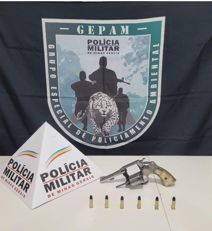 Arma foi encontrada ap[os indivíduo apresentar atitude suspeita (Foto/Divulgação)