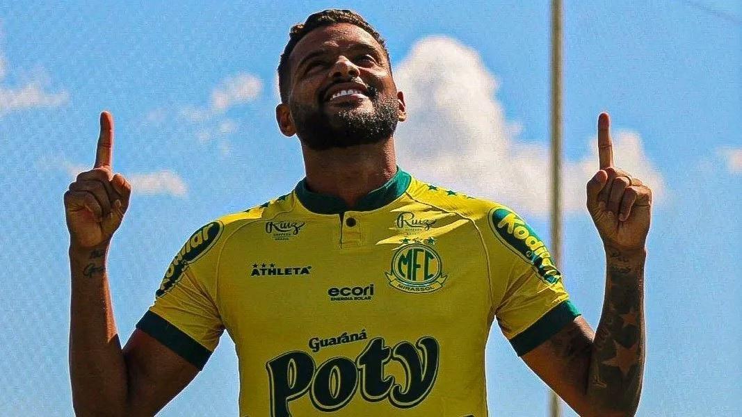 Nos minutos finais, Reinaldo aplicou a 'lei do ex' e, de pênalti, fez o segundo gol selando a vitória do Mirassol (Foto: Mirassol)