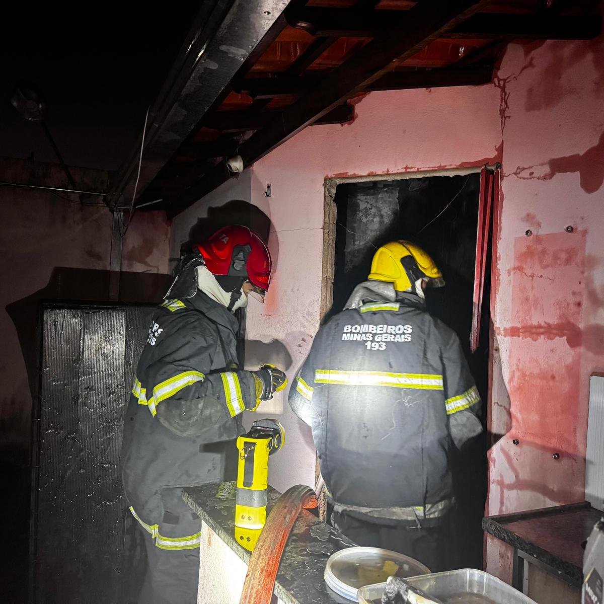 A guarnição de socorro montou o estabelecimento com uma mangueira na adutora e duas mangueiras na linha de ataque, realizando a extinção do incêndio e o rescaldo (Foto: Divulgação Corpo de Bombeiros)