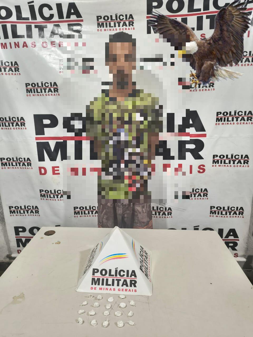 Durante a busca pessoal, encontraram 19 papelotes de cocaína com o indivíduo. (Foto/Divulgação)