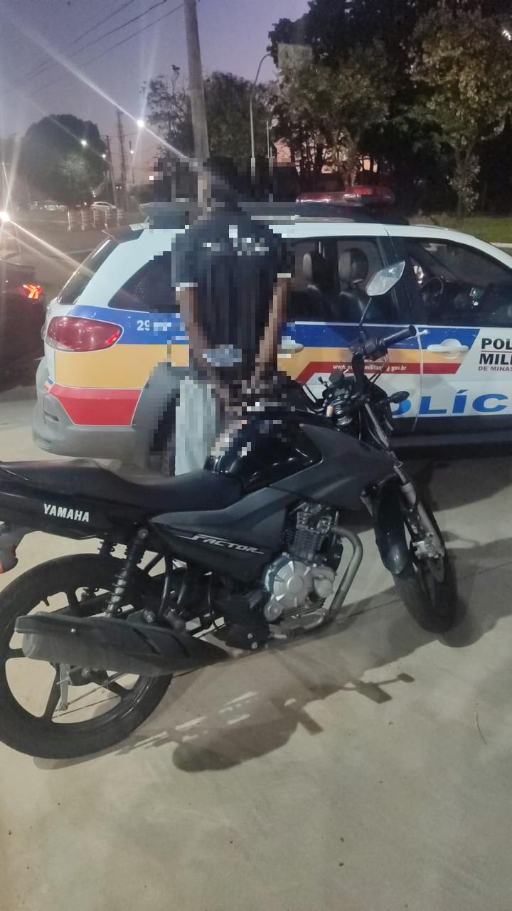 Os militares recuperaram uma motocicleta que constava como produto de furto. (Foto/Divulgação)