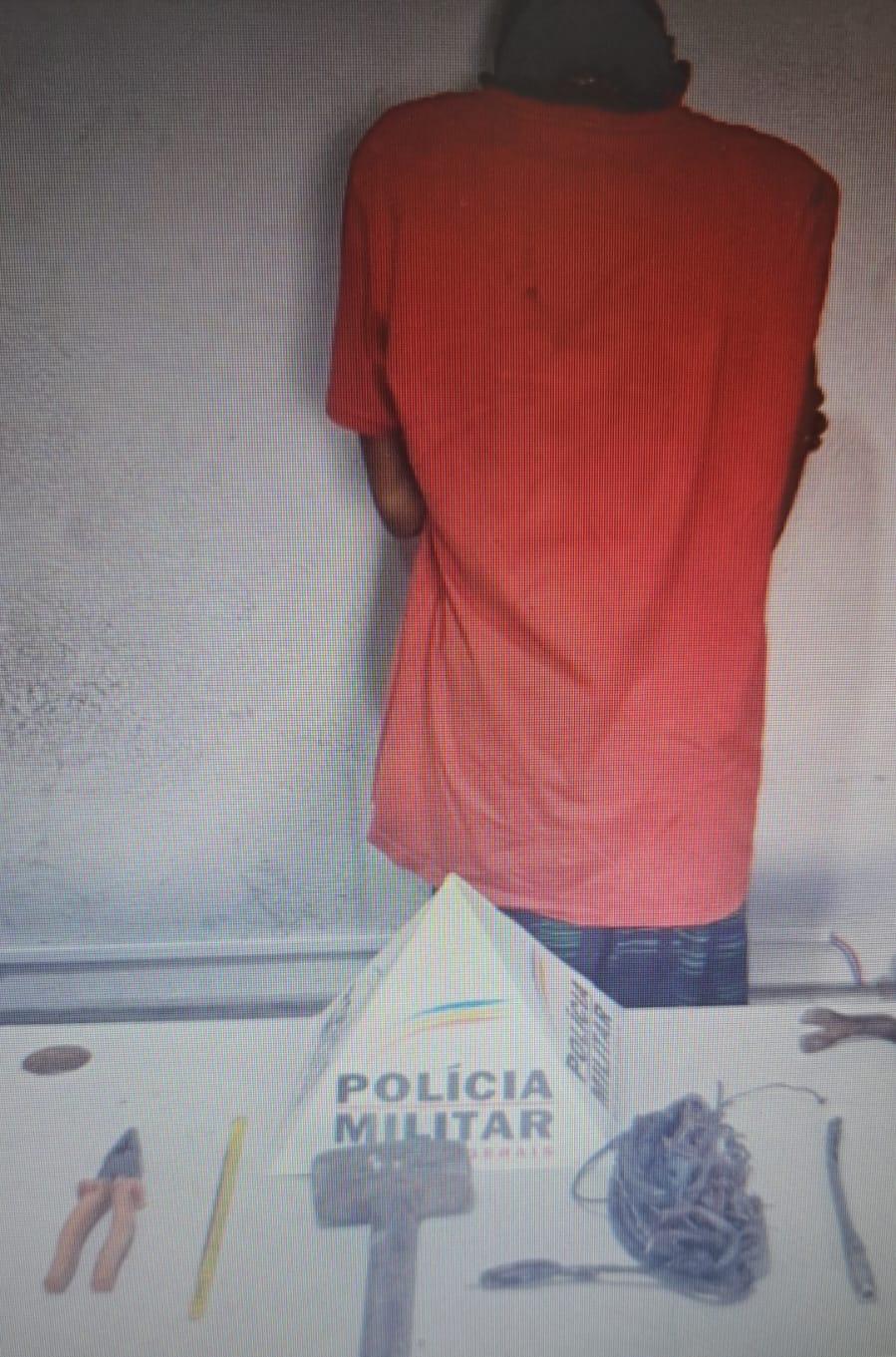 O homem foi pego no ato da ação criminosa. (foto/Divulgação)