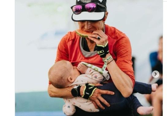 Stephanie Case, que atualmente vive em Chamonix, na França, participou da prova conciliando os desafios físicos com a rotina de mãe (Foto/Reprodução)