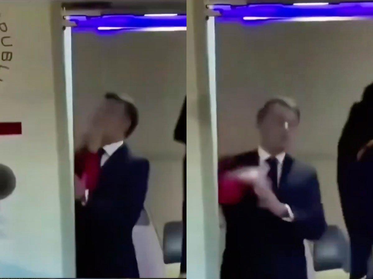 As imagens mostram a mão de Brigitte, identificável pela manga vermelha de seu casaco, tocando o rosto do presidente francês momentos antes de ambos descerem a escada da aeronave (Foto/Reprodução)
