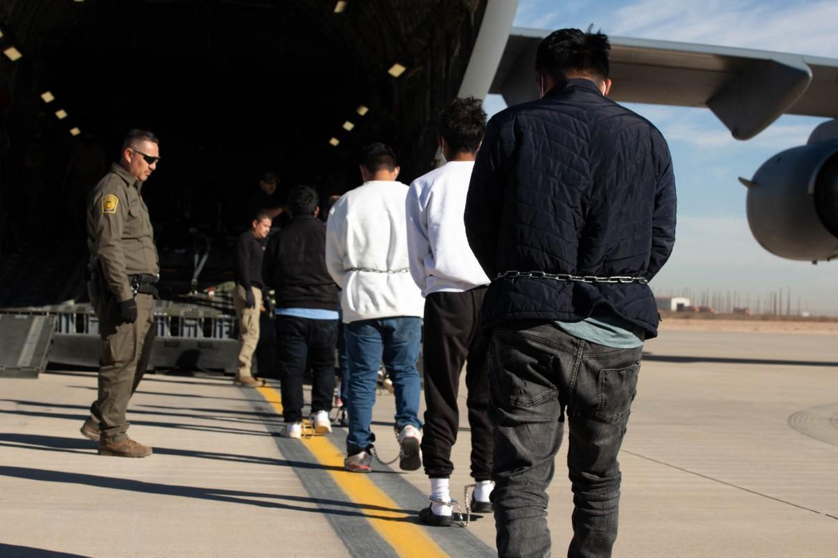 Imigrantes são colocados em avião militar para serem deportados dos EUA, seguindo política implantada pelo governo Trump (Foto/Public Domain)