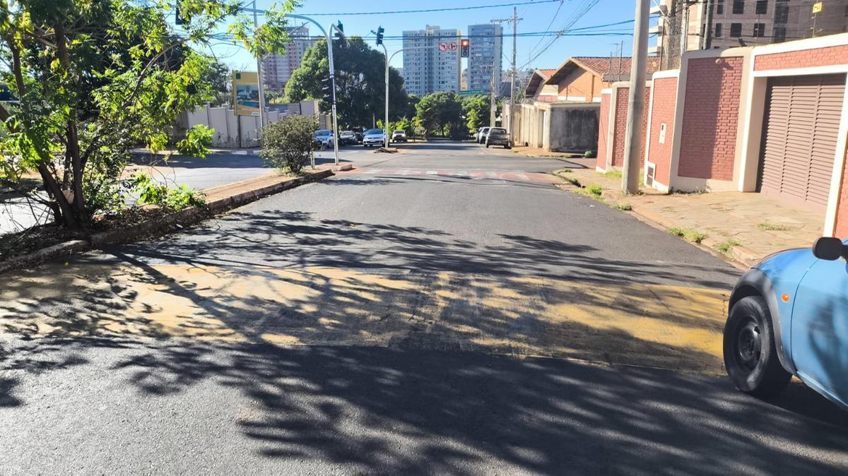 A ouvinte relatou que a lombada reduz significativamente a velocidade dos veículos, comprometendo o aproveitamento do tempo do sinal verde (Foto/Marcos Machado)