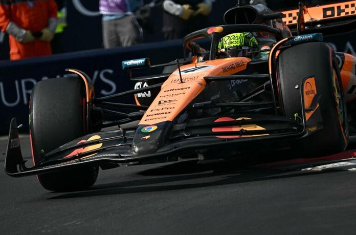 A McLaren número quatro em ação nas ruas do principado (Foto/Reprodução)